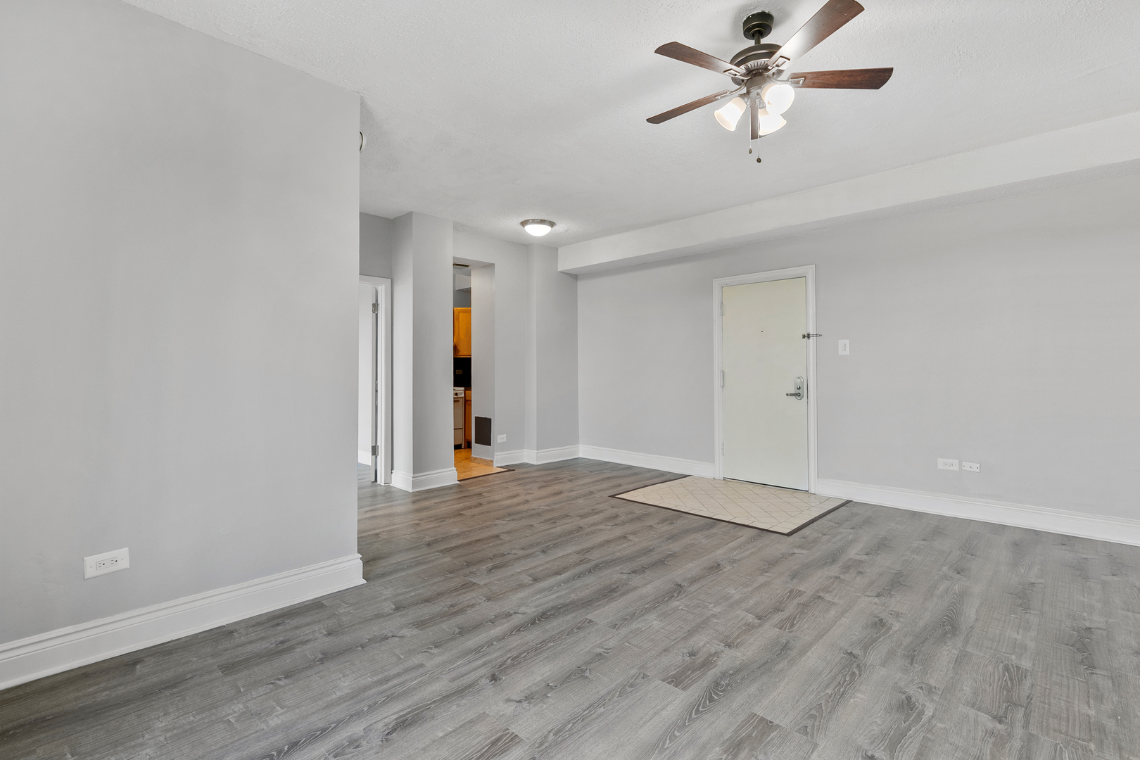 4520 N CLARENDON Avenue 502