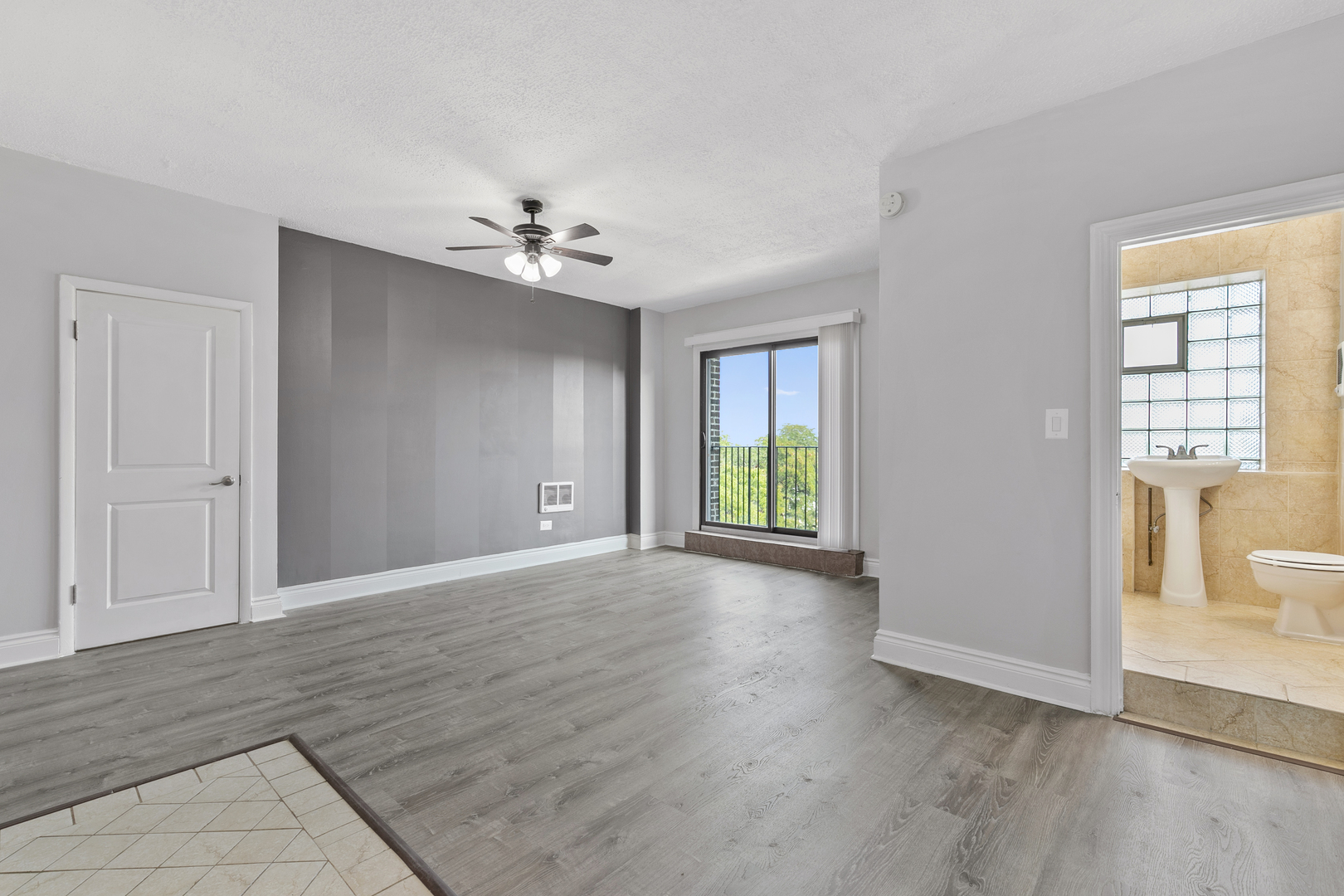 4520 N CLARENDON Avenue 502