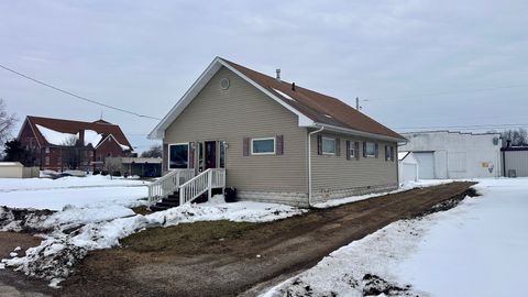 Photo of 504 W Poplar Street, West Frankfort, IL 62896 (MLS # 12560230)