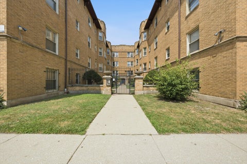 Tiny photo for 2212 E 70th Street #1B, Chicago, IL 60649 (MLS # 12714410)