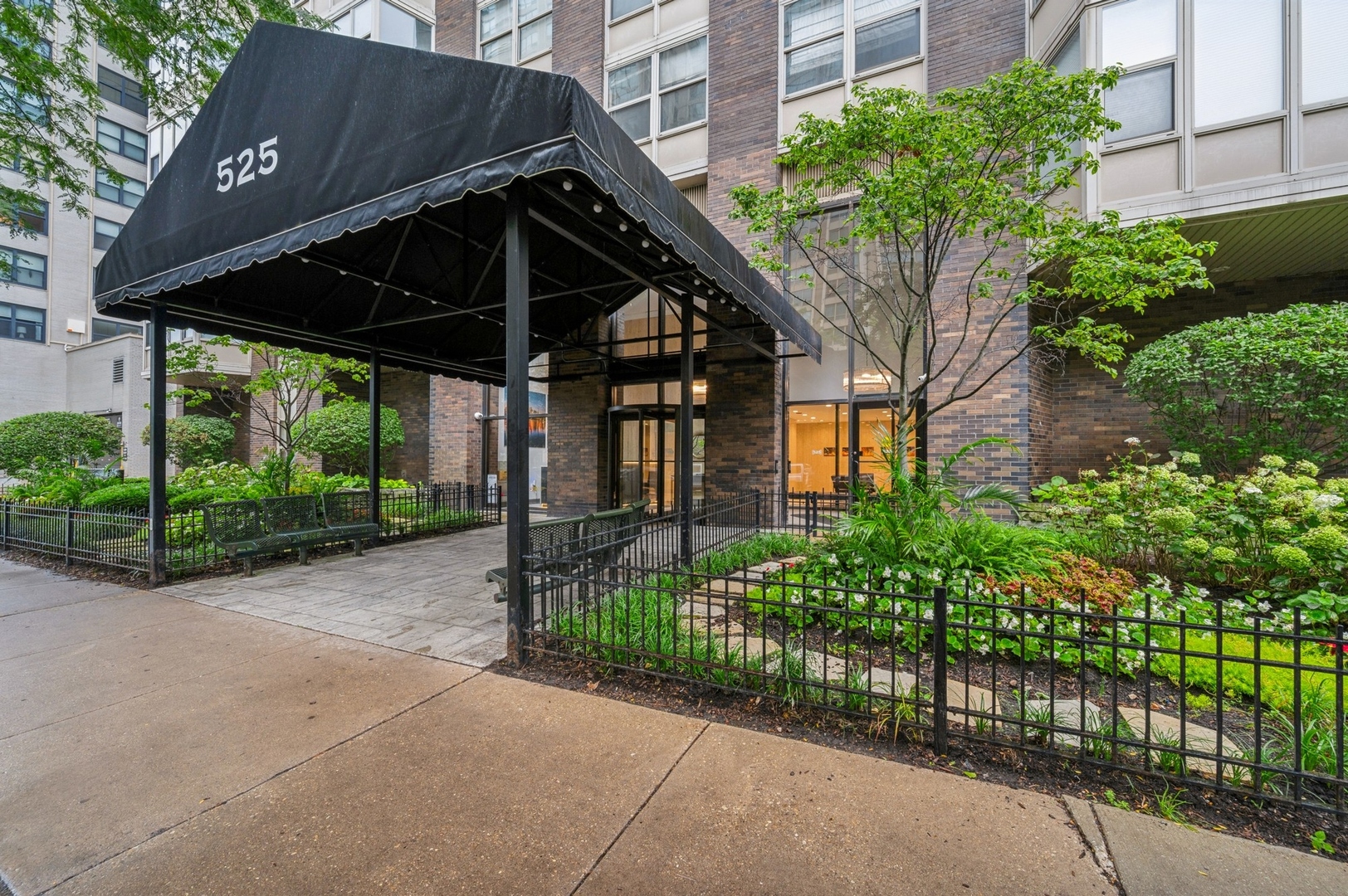 525 W Hawthorne Place 502