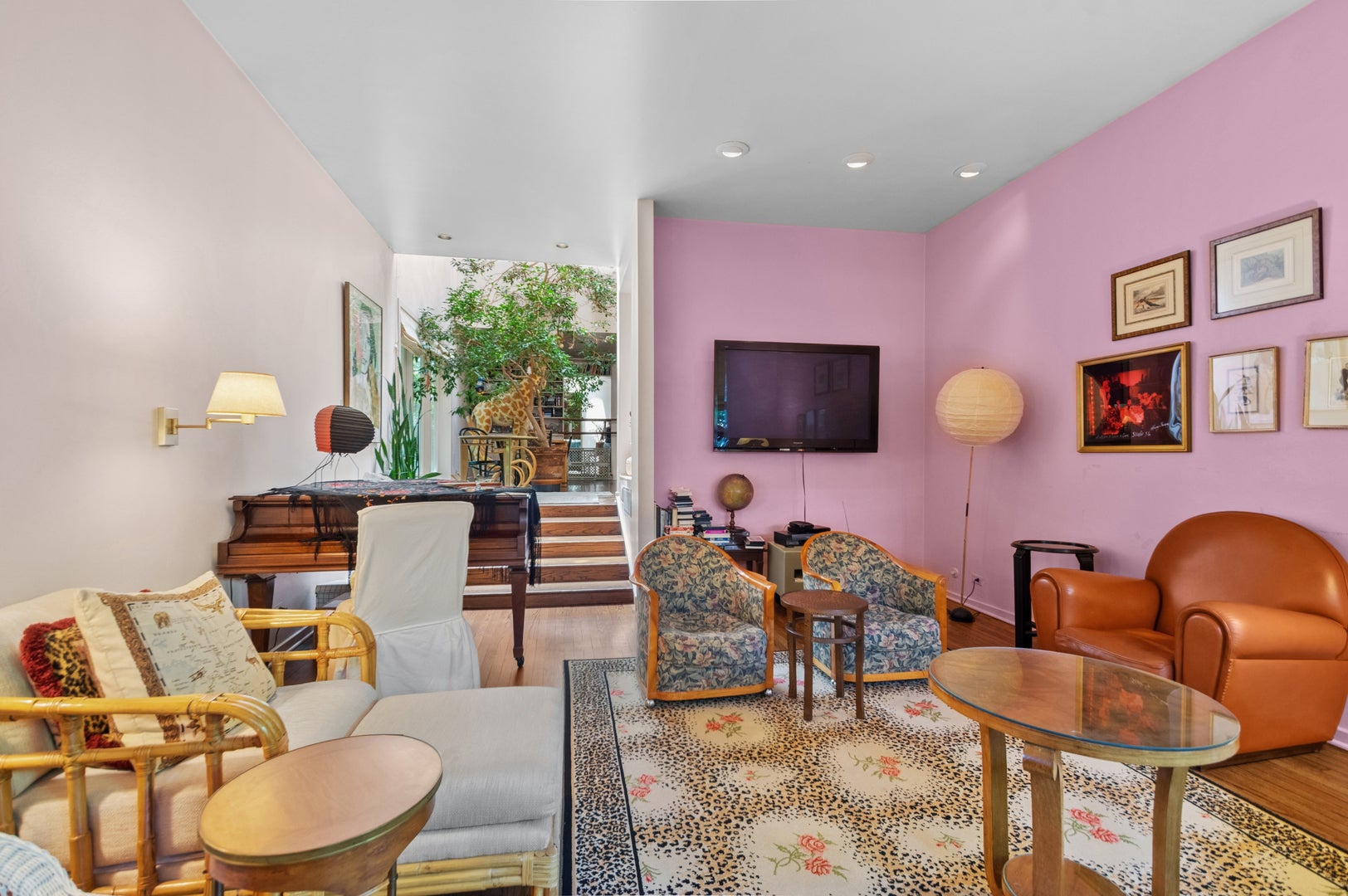925 W Wolfram Street