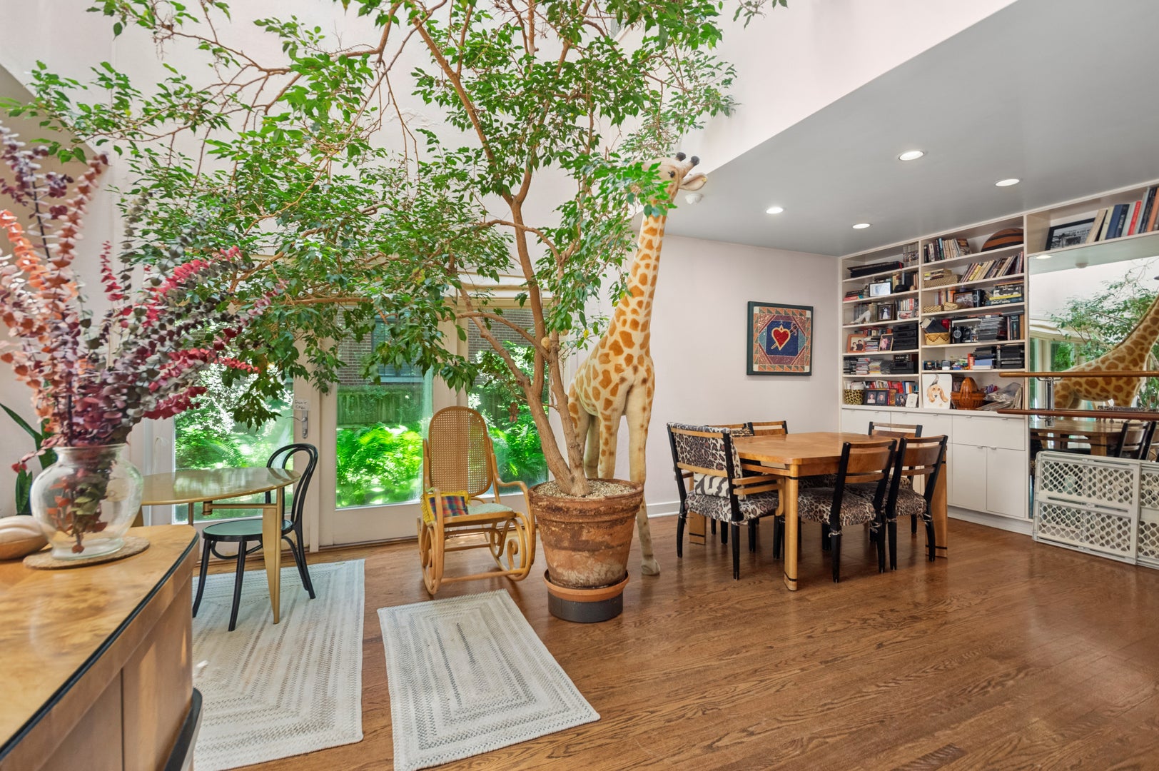925 W Wolfram Street