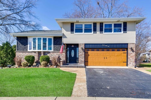 Photo of 2042 S Goebbert Road, Arlington Heights, IL 60005 (MLS # 12720204)