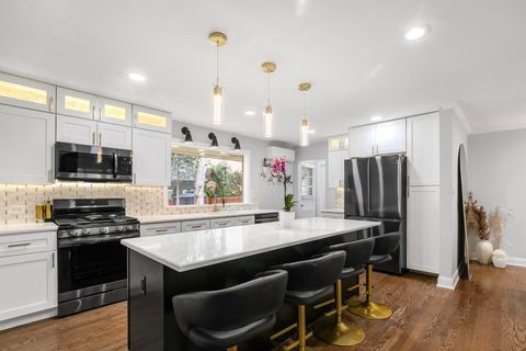 Tiny photo for 124 W Old Elm Road, Lake Forest, IL 60045 (MLS # 12510632)