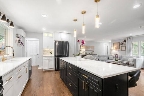 Tiny photo for 124 W Old Elm Road, Lake Forest, IL 60045 (MLS # 12510632)