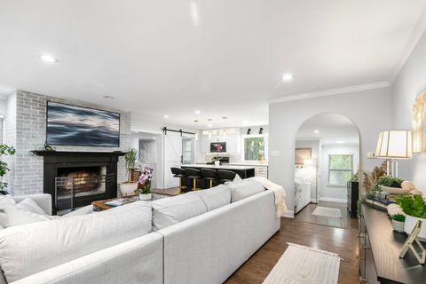 Tiny photo for 124 W Old Elm Road, Lake Forest, IL 60045 (MLS # 12510632)