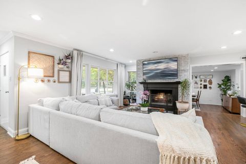 Tiny photo for 124 W Old Elm Road, Lake Forest, IL 60045 (MLS # 12510632)