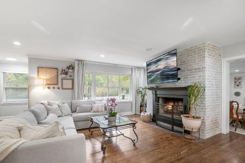 Tiny photo for 124 W Old Elm Road, Lake Forest, IL 60045 (MLS # 12510632)