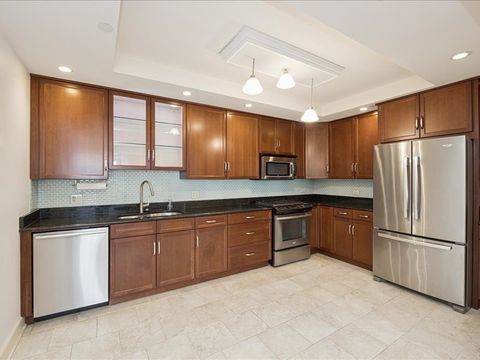 Tiny photo for 10 E Burlington Street #2J, Riverside, IL 60546 (MLS # 12623121)