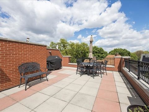 Tiny photo for 10 E Burlington Street #2J, Riverside, IL 60546 (MLS # 12623121)