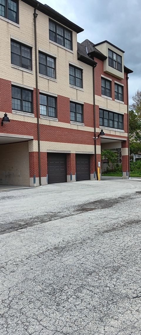 Tiny photo for 10 E Burlington Street #2J, Riverside, IL 60546 (MLS # 12623121)