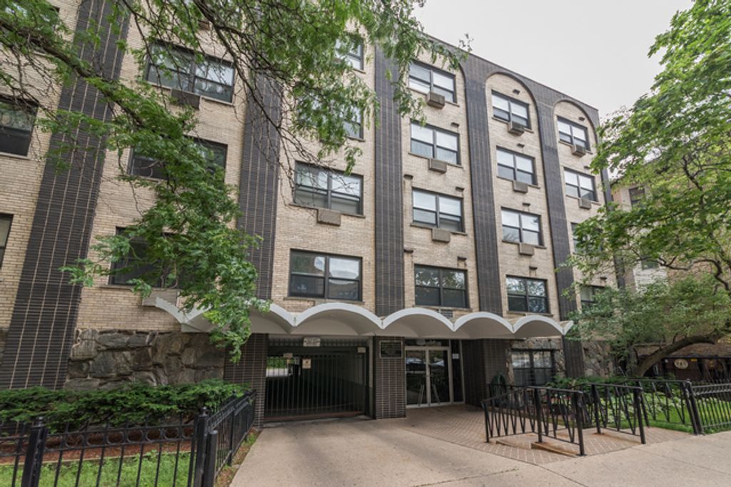 Photo for 521 W Briar Place #201, Chicago, IL 60657 (MLS # 12508345)
