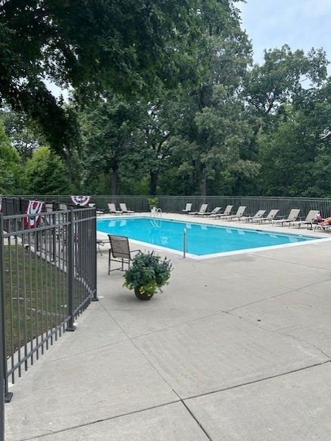 Tiny photo for 125 Lakeview Drive #406, Bloomingdale, IL 60108 (MLS # 12479585)