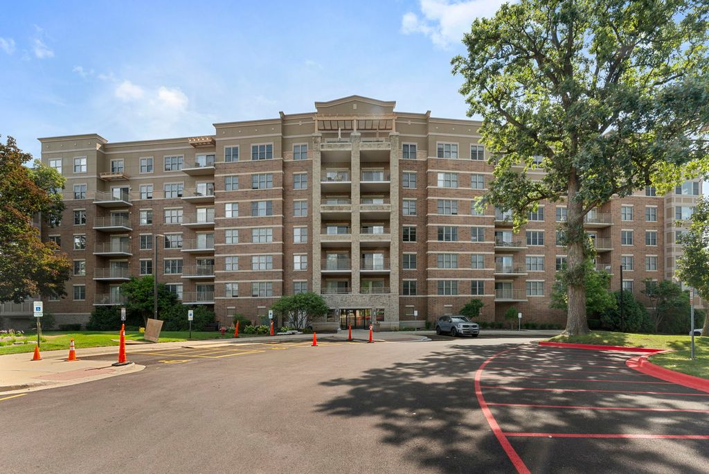 Photo for 125 Lakeview Drive #406, Bloomingdale, IL 60108 (MLS # 12479585)