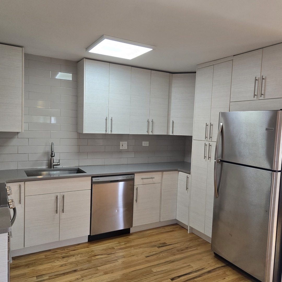 1817 W TOUHY Avenue 2E