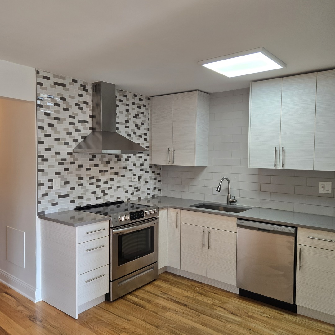 1817 W TOUHY Avenue 2E