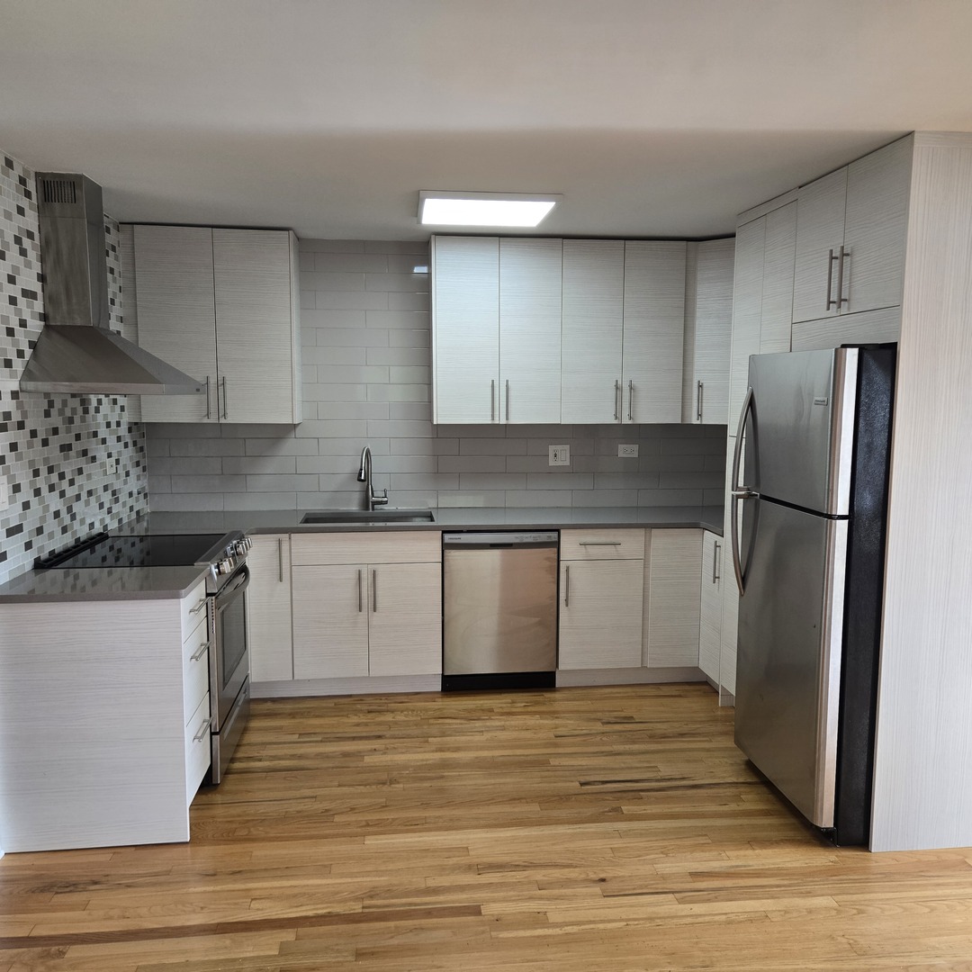 1817 W TOUHY Avenue 2E