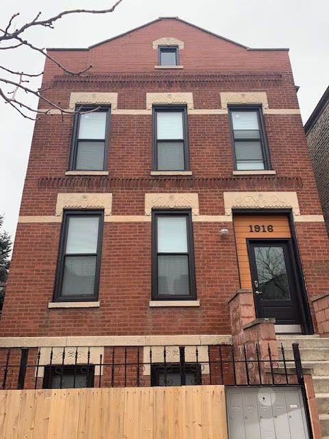 1916 S Loomis Street 1F Chicago IL 60608