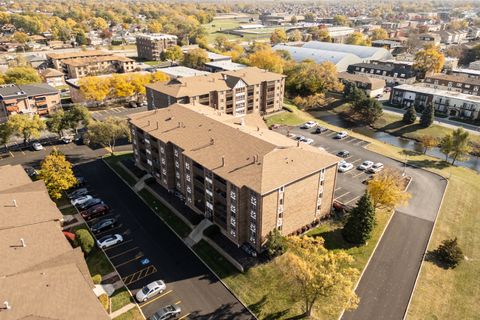 Tiny photo for 10420 Circle Drive #47B, Oak Lawn, IL 60453 (MLS # 12513925)