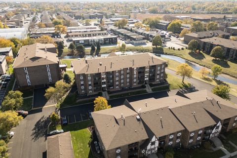 Tiny photo for 10420 Circle Drive #47B, Oak Lawn, IL 60453 (MLS # 12513925)