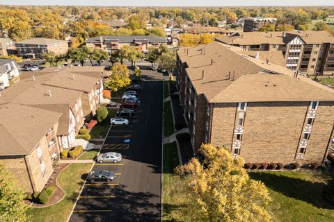 Tiny photo for 10420 Circle Drive #47B, Oak Lawn, IL 60453 (MLS # 12513925)