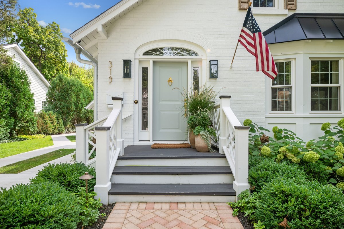 319 W Lake Street