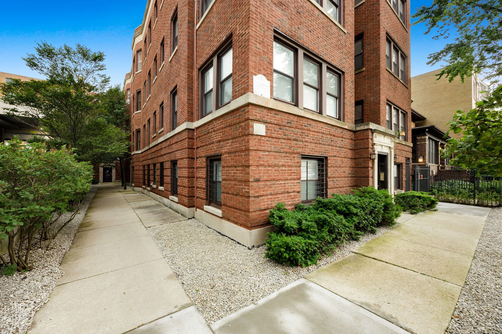 853 W CARMEN Avenue 2D
