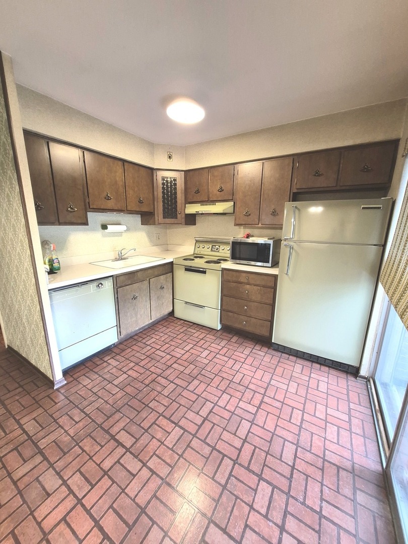 17W755 Standish Lane