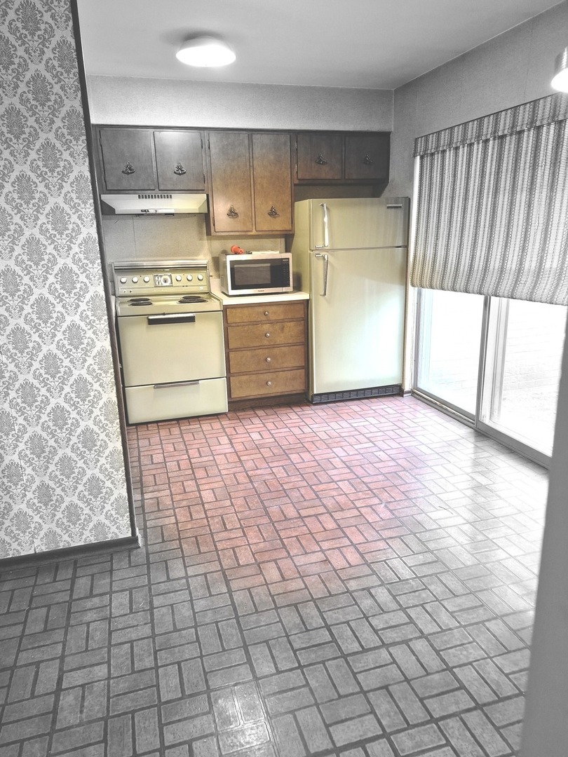 17W755 Standish Lane