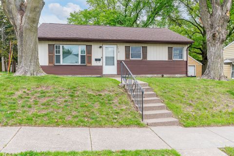 Photo of 2318 N Sturdevant Street, Davenport, IA 52804 (MLS # 12636574)