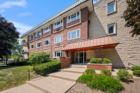 Photo of 2700 E Bel Aire Drive #203, Arlington Heights, IL 60004 (MLS # 12707099)
