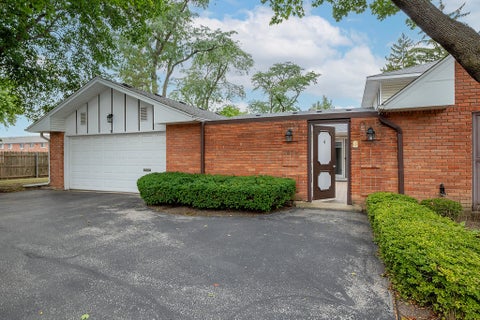 Photo of 4 Harrogate On Oxford, Rolling Meadows, IL 60008 (MLS # 12751081)