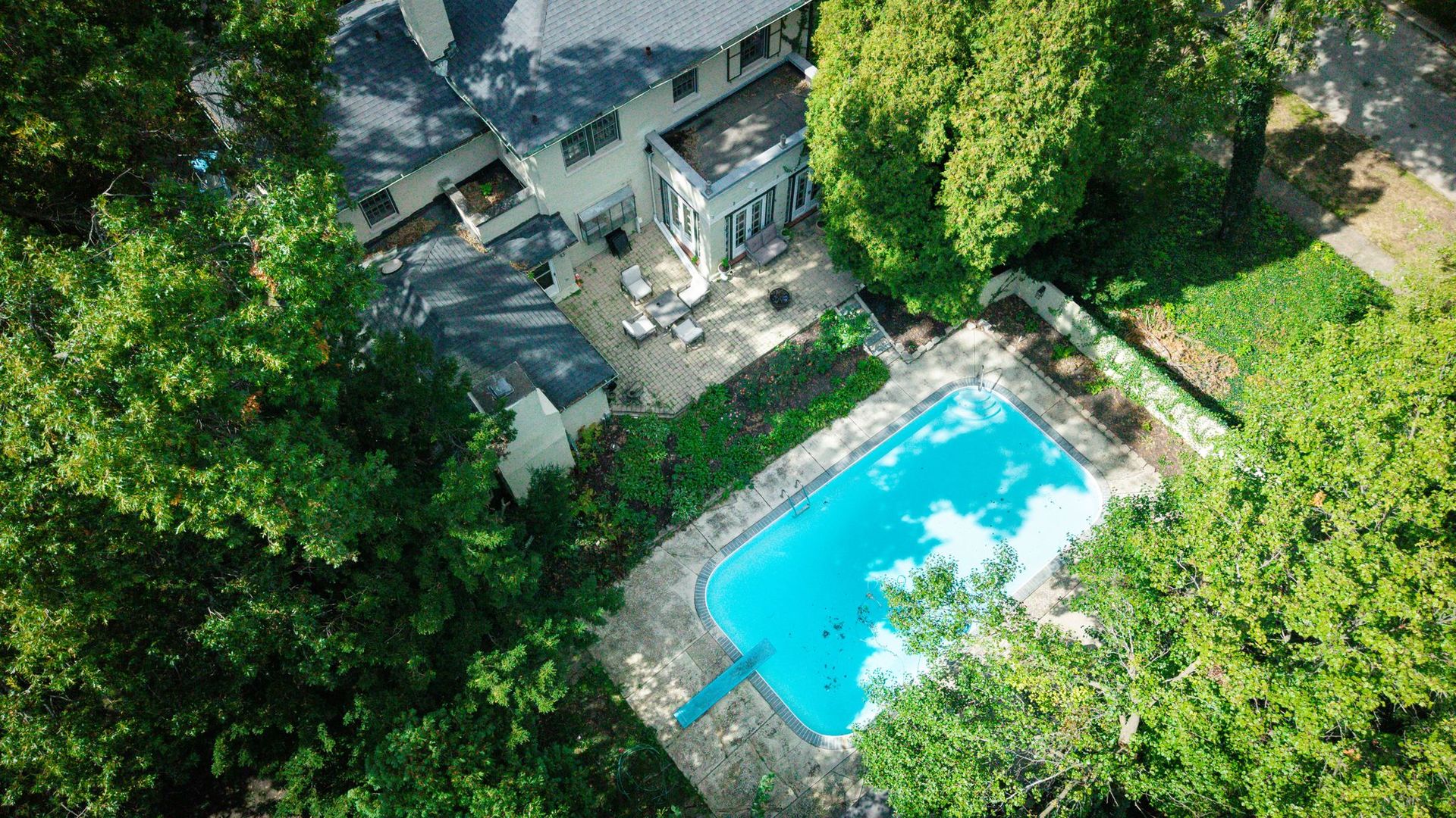 2424 Hawthorne Lane