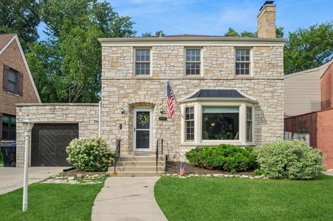 Photo of 6669 N Sioux Avenue, Chicago, IL 60646 (MLS # 12702329)
