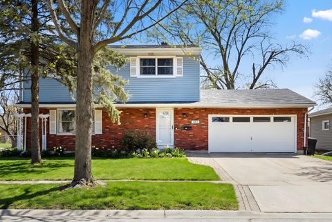 Photo of 203 Fairview Drive, St. Charles, IL 60174 (MLS # 12588204)