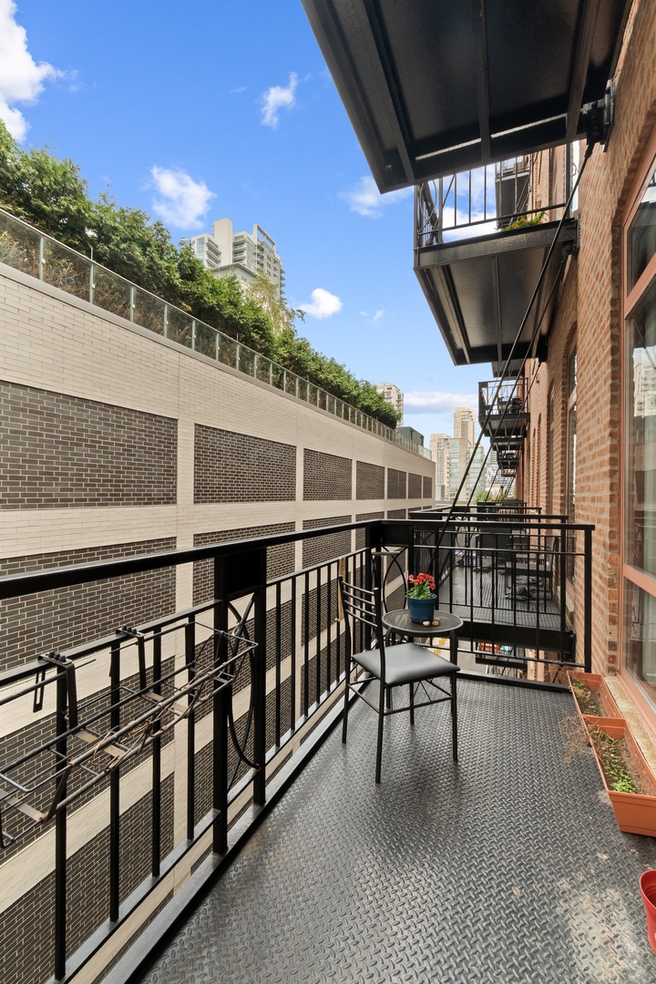 360 W Illinois Street 424