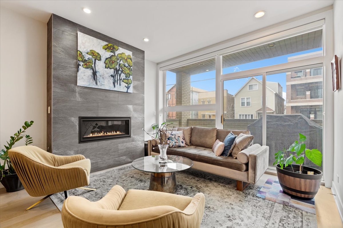 3033 N Clybourn Avenue 1