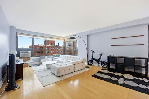 Tiny photo for 2930 N Sheridan Road #1912, Chicago, IL 60657 (MLS # 12546216)