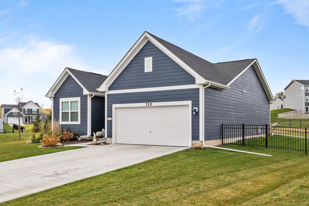 725 CLOVERLEAF Drive