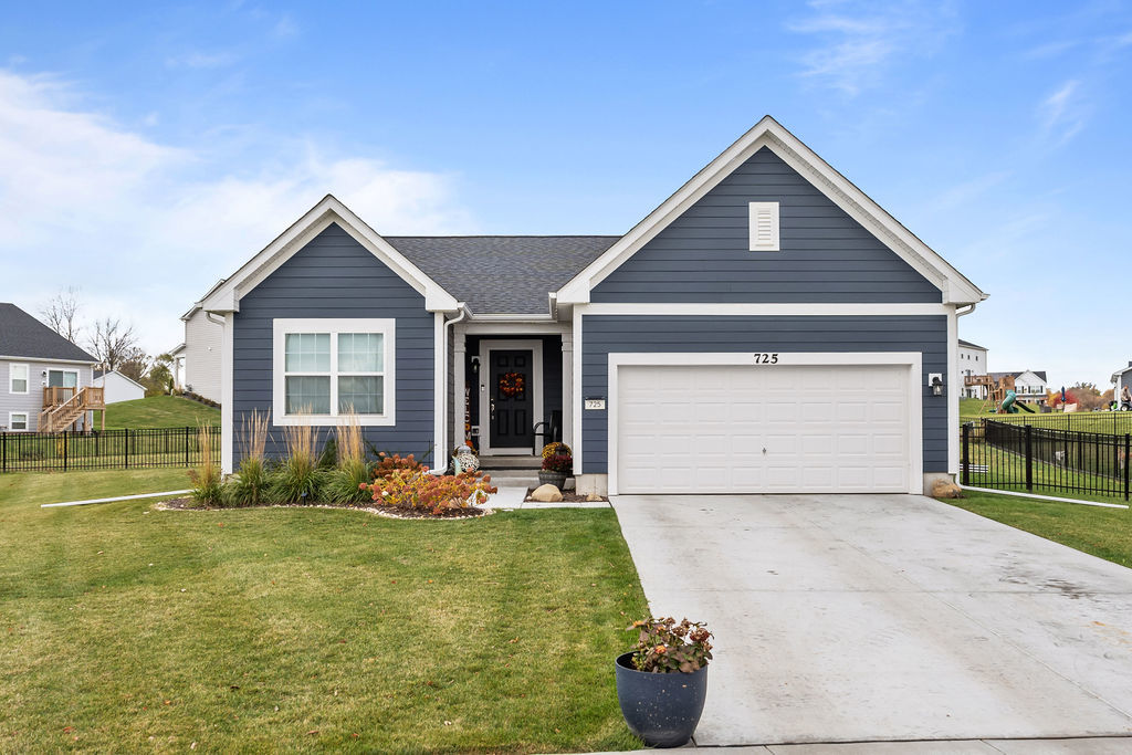 725 CLOVERLEAF Drive