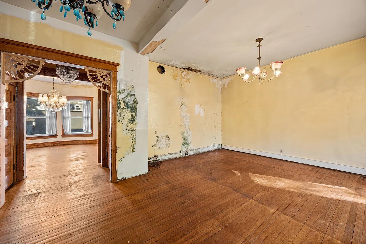 1448 W Glenlake Avenue