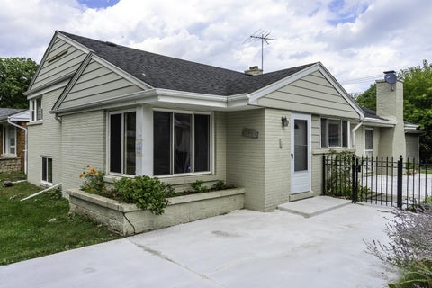 Photo of 7261 N East Prairie Road, Lincolnwood, IL 60712 (MLS # 12761928)