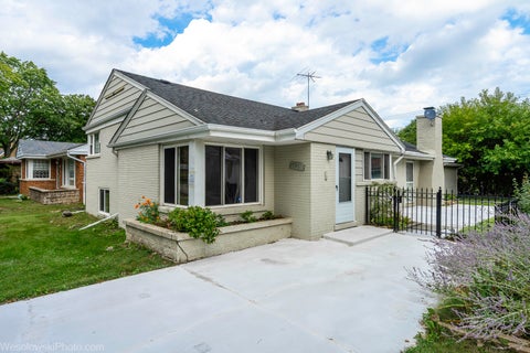 Tiny photo for 7261 N East Prairie Road, Lincolnwood, IL 60712 (MLS # 12761928)