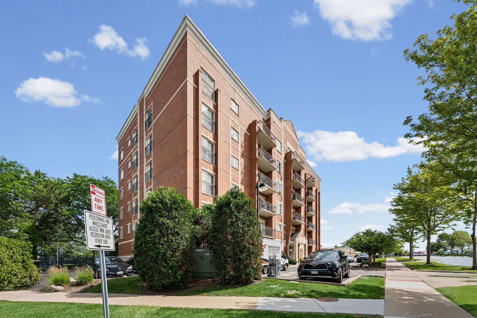 405 S Creekside Drive 404