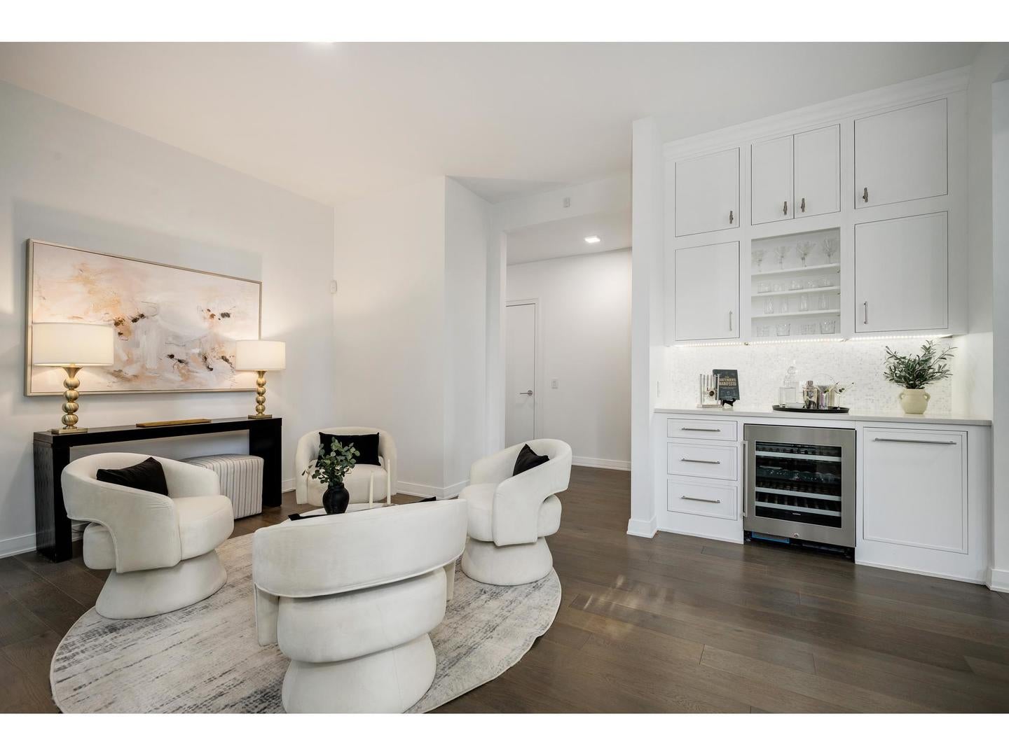 211 N Harbor Drive TH01