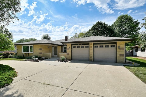 Photo of 132 S Staffire Drives, Schaumburg, IL 60193 (MLS # 12774014)