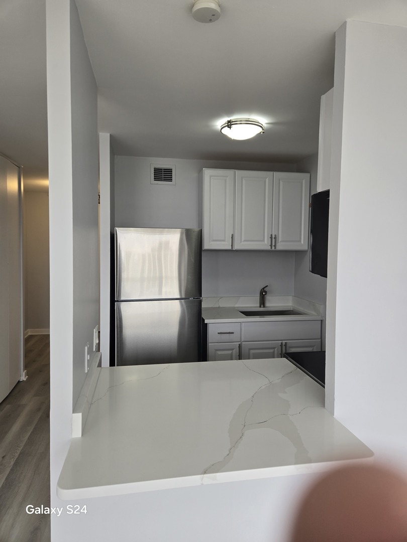 4343 N Clarendon Avenue 2318