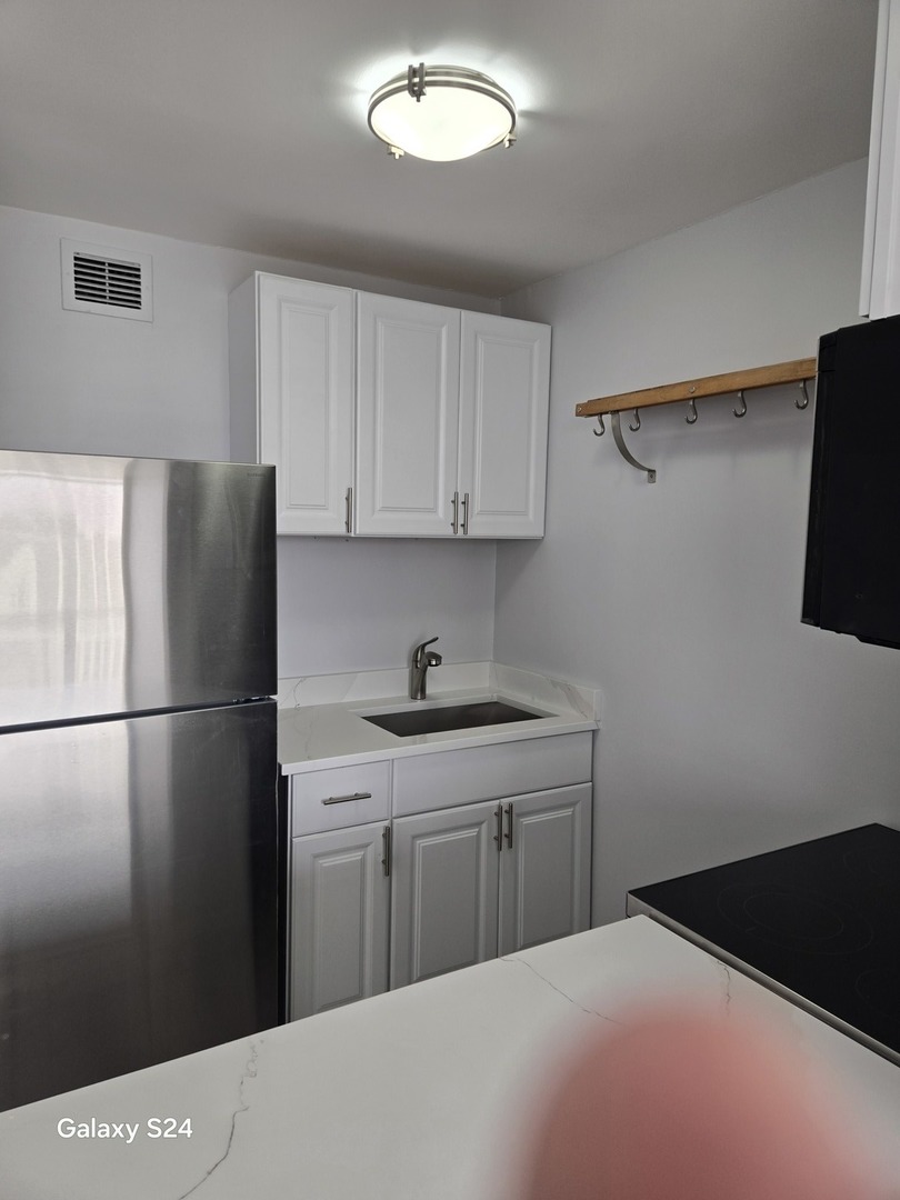 4343 N Clarendon Avenue 2318