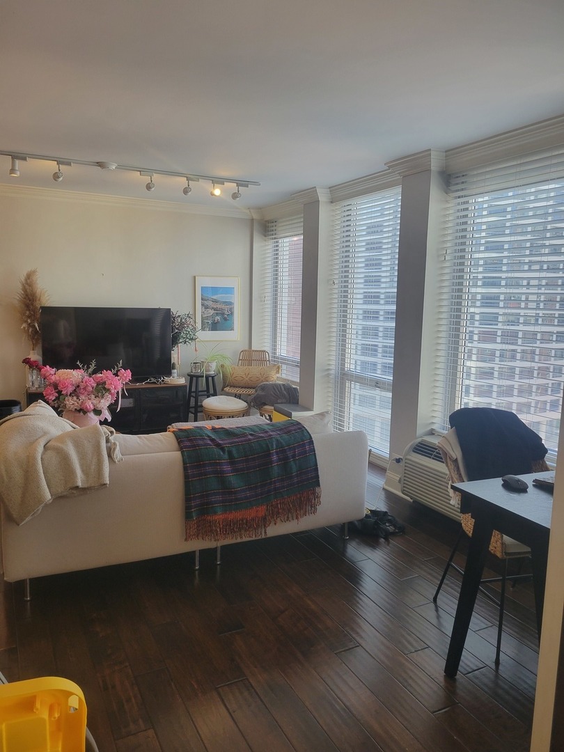 111 E Chestnut Street 20D